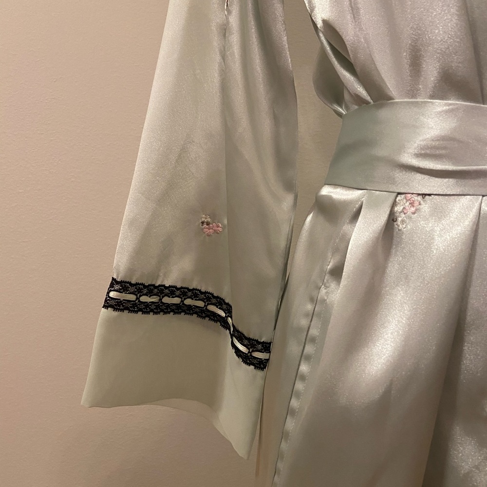 Morgan Taylor Robe - Picture 5 of 9